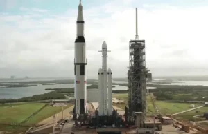 Jak prezentowałby się Saturn V na platformie startowej obok Falcona Heavy?