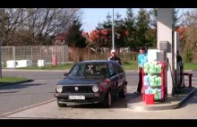 Rycerze ortalionu myją auto na stacji