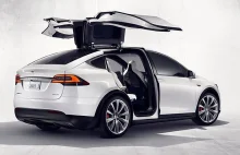 Tesla celowo pogorszyła osiągi swoich samochodów aktualizacją oprogramowania