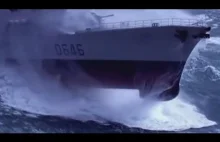 Statki wojenne na wzburzonym morzu