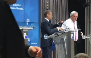 Internauci wyśmiewają Tuska, który pomagał Junckerowi ubrać marynarkę:...
