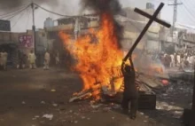 Pakistan: Rozwścieczeni muzułmanie spalili domy chrześcijan.