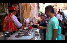 Małe widowisko zrobione przez sprzedawcę lodów w Turcji
