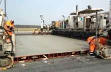 Lotnisko Modlin: leją beton na pas startowy