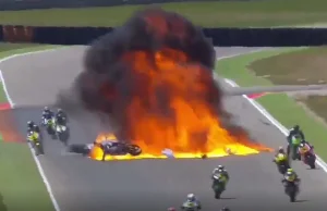 Motocykl staje w płomieniach - wypadek w Moto2