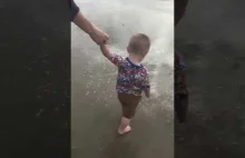 Niespodziewany koniec spaceru z dzieckiem na plaży