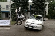 Crash test z udziałem motocykla. "Nie ma szans, by to przeżył"