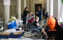 Protest rodziców osób niepełnosprawnych w Sejmie: niech siedzą w Sejmie...