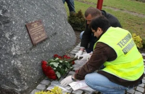 Tablica pamięci czerwonoarmistów umęczonych w polskich obozach śmierci