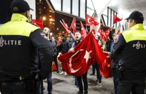 Holandia: Zamieszki w Rotterdamie, ambasada w Ankarze zamknięta.
