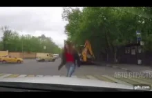 Dziewczyna nokautuje koksa na ulicy