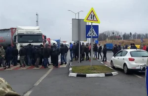 Ukraińcy masowo wyrejestrowują w Przemyślu auta z polskimi rejestracjami.