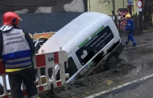 Katowice: samochód wjechał do wykopu i uszkodził rurociąg