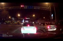 Tramwaj masakruje samochody na ruchliwym skrzyżowaniu