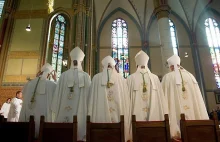 Marszałkowie Sejmu i Senatu pojadą na katolicką wycieczkę do Watykanu.
