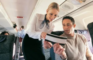 Dlaczego stewardessy witają pasażerów, trzymając ręce za plecami?
