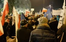 Agresja KOD wobec dziennikarzy TVP. Protestujący zniszczyli kamerę