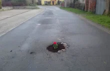 Mieszkańcy wsi nie mogli się doprosić załatania dziury w drodze...