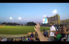 Fan baseballa łapie piłkę jednocześnie filmując