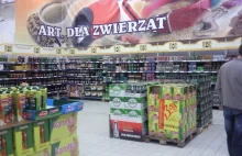 Artykuły dla zwierząt w jednym z hipermarketów