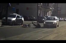 Kierowca - idiota wysiadający z samochodu prawie zabija rowerzystę.