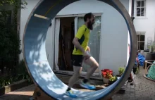 Poznajcie "ludzkiego chomika" - mężczyznę, który biegał w kołowrotku przez 24 h