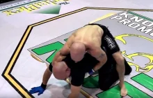 Zawodnik MMA pomylił przeciwnika z sędzią! Powalił i zaczął dusić (WIDEO)