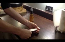 Jak otworzyć butelkę piwa przy użyciu kartki papieru