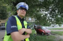 Policjanci z ukrycia łapią pieszych na czerwonym świetle