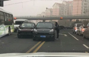 Porsche Cayenne w starciu z Zotye SR9 w Szanghaju