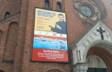 "MIESZAJMY SIĘ DO POLITYKI" billboard na kościele.