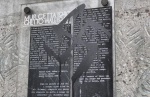 Swastyka na tablicy upamiętniającej getto
