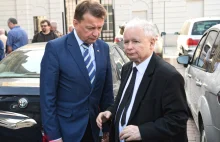 Kaczyński przywołuje Błaszczaka jednym ruchem. Wymowny gest