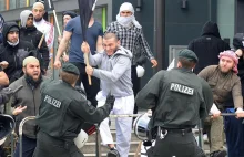 Niemcy: 6 policjantów rannych podczas zamieszek w obozie imigrantów