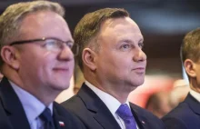 Dlaczego Andrzej Duda stał przy biurku w Gabinecie Owalnym? Prezydent...