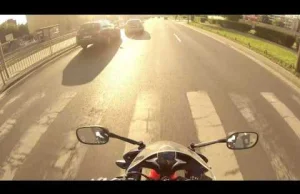 Kierowca VW Passata ścigał motocyklistę, skończyło się wypadkiem (WIDEO)