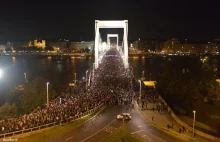 40 tysięcy ludzi w Budapeszcie protestuje przeciwko podatkowi na internet.