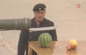Po prostu poświęćcie chwilę na ten rosyjski czołg tnący owoce