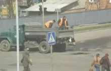 Łatanie dziurawych dróg w Rosji