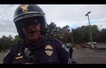 Policjant zachowujący stoicki spokój podczas wysłuchiwania obelg od kierowcy