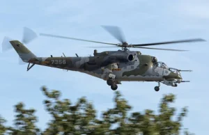 Mil Mi-24V Hind nad krzakami